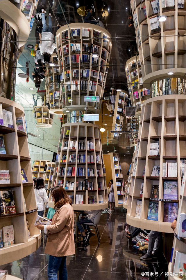 五一假期重庆网红图书馆爆满 梦幻般环境引游客排长队等待